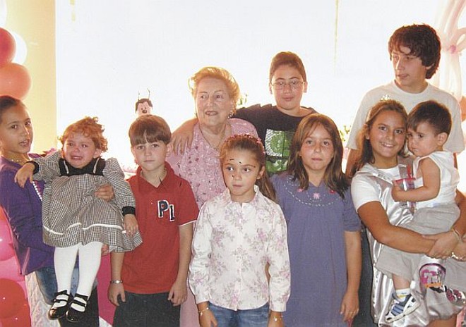 Cumprimentos a Margarida - Margarida DAlbuquerque, viúva do des. Luiz Silva e Albuquerque, comemorou 88 anos em agradável encontro na residência de Iara e Tufi Maron. A festa, que aconteceu a convite dos filhos Luisita, Iara, Luiz Filho e Luiz Orlando, contou com a presença dos bisnetos Ana Flávia, Julia, Gabriel, Iago, Luiz Orlando, Mireli, Camila, Francisco e Isadora, que acompanham a aniversariante na foto | 