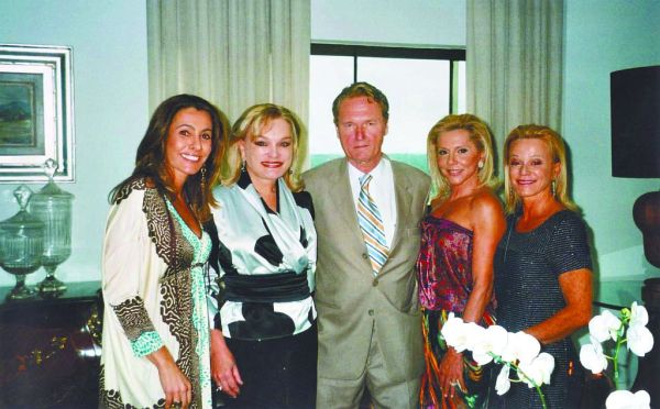 Um time de belas e elegantes ladeia o príncipe Sixty Henry de Bourbon Parme, no almoço oferecido em sua honra: Andréa Omairi, Maria Inês Borges da Silveira, Jandirinha Khoury e Simone Slaviero Fumagalli | Fotos WAB