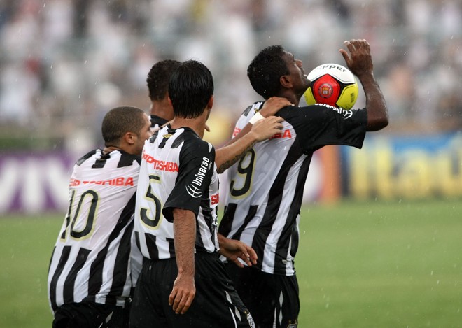 Kleber Pereira comanda ataque do Santos |
