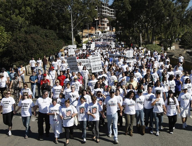 O trânsito na Rua Monsenhor Ivo Zamlorenzi, no Mossunguê, em Curitiba, foi bloqueada por causa do número de pessoas na passeata |