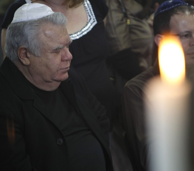 O ex-governadorJaime Lernerficou ao lado do caixão da esposa durante todo o velório |