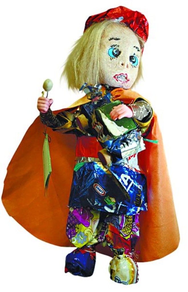 Obra recente: papel, plástico e isopor | 