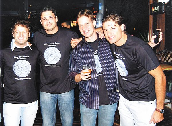 O grupo Mais uma Dose, anfitrião da prestigiada promoção realizada nos domínios do Santillena Lounge Bar: Elton Torres, Jairo Silva, Mário Samways e Emanuel Ganzerte | Foto Marcos França