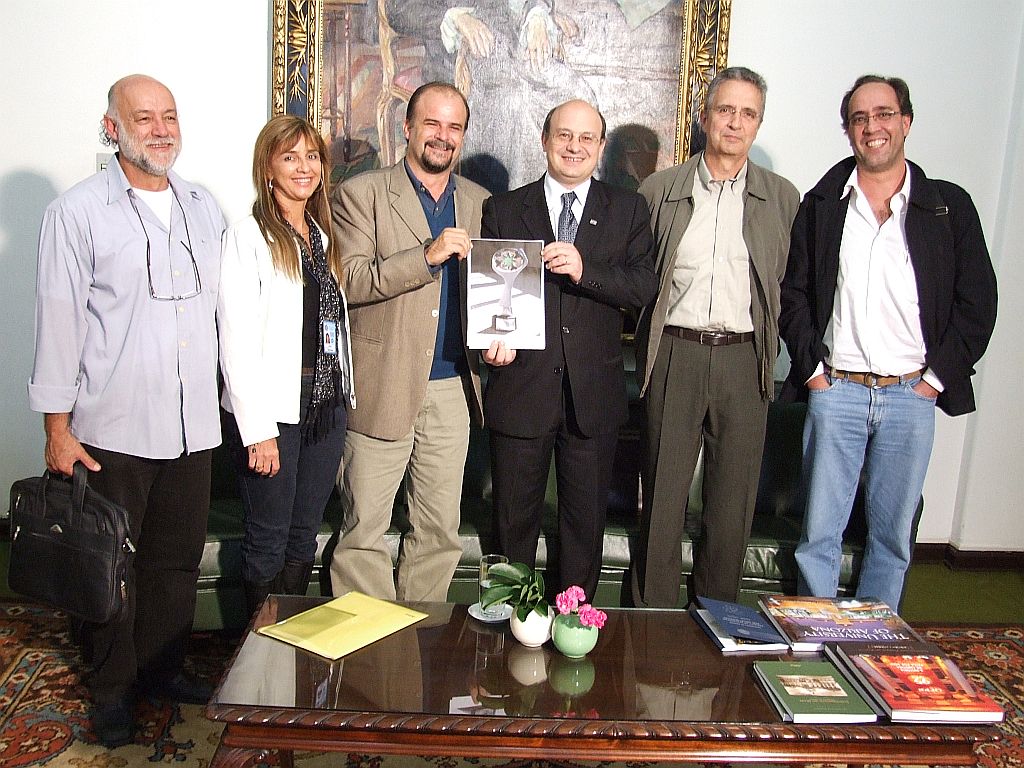 Lima (centro, de barba), com o reitor Zaki Akel e a equipe do Cenacid: prêmio | Divulgação