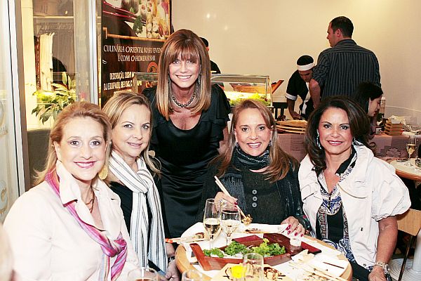 Maria Ines Artigas (em pé) recebeu suas amigas Suzana Slaviero (à esq.), Elvira Ramon, Julia Guerios e Sandra Formigheri para o lançamento das coleções outono/inverno de sua multimarcas, na quarta-feira, no Shopping Novo Batel | Marcel Blasi
