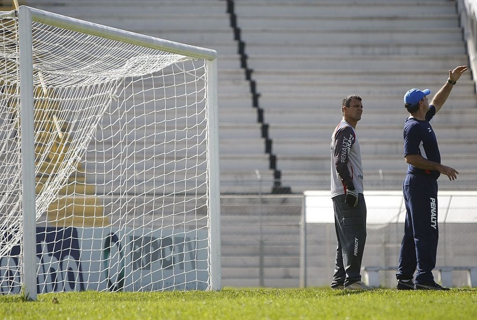 O técnico Zetti orienta o goleiro Ney , de 31 anos. A tarimba  um pré-requisito para o novo treinador  pesou na disputa pela camisa 1 paranista | Jonathan Campos/Gazeta do Povo