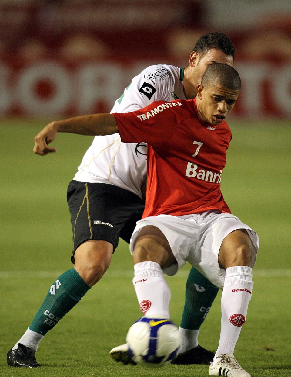 Táison foi o nome do jogo pelo Internacional: Marcou o primeiro e participou dos outros dois gols do Colorado sobre o Coritiba | Hedeson Alves / Gazeta do Povo