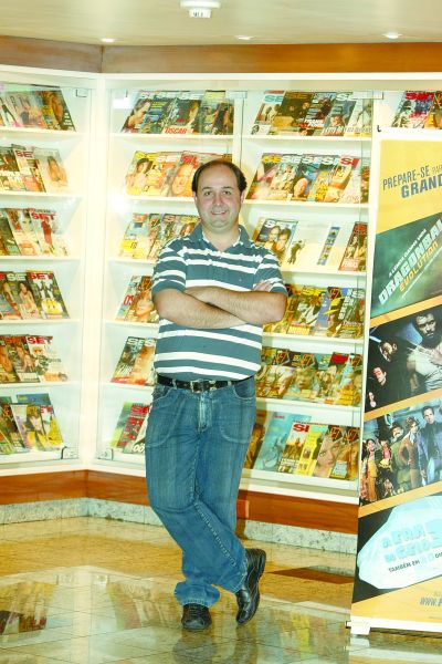 Miltinho coleciona as revistas de cinema Set, Cinemin, bonecos e camisetas relacionadas ao mundo da sétima arte | Marcelo Elias/Gazeta do Povo