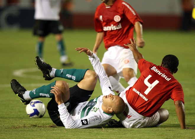 ... mas no final o time, apesar de ter lutado, foi derrubado por Álvaro (camisa 4), Táison (autor de um gol e do passe para outros dois) e sua turma | 