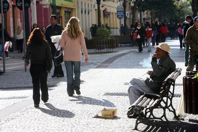Imagem da Rua XV de Novembro, no Centro de Curitiba, na manhã deste sábado |