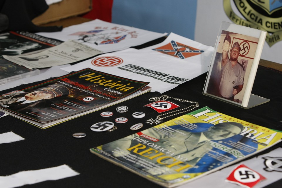 A polícia encontrou com o grupo farto material sobre nazismo | Jonathan Campos/Gazeta do Povo