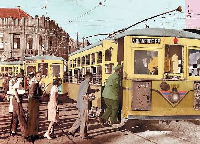 Bondes na Praça Zacarias em 1948, com cores aplicadas como seriam as originais | 