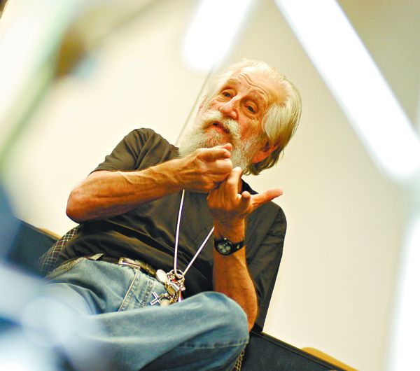 Leirner, aos 77 anos, passa sua carreira em revista numa Ocupação | Christina Ruffato