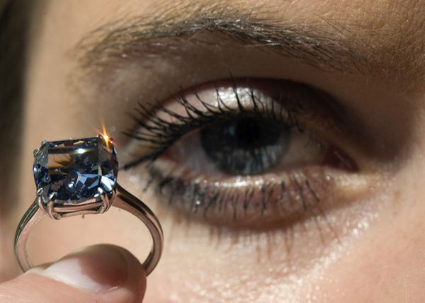 Modelo exibe diamante no dia 6 de maio, durante prévia para o leilão | Denis Balibouse/Reuters