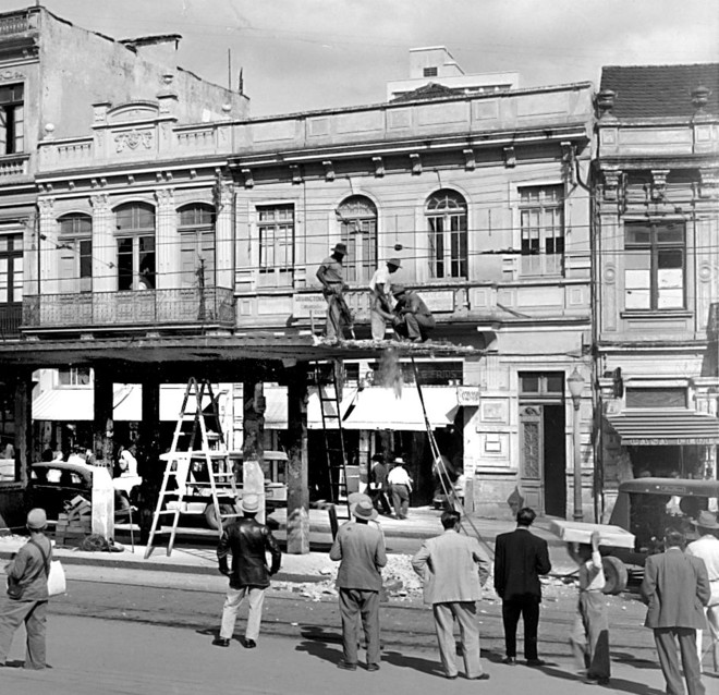 Demolição da Estação de Bondes na Praça Tiradentes, em 1952: uns poucos trabalham e muitos apreciam |