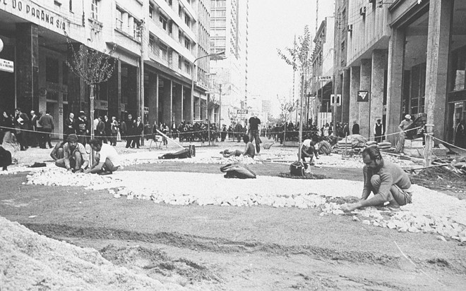 Operários trabalharam como raios. Resultado: obras em 72 horas, como o então prefeito Jaime Lerner desejava | 