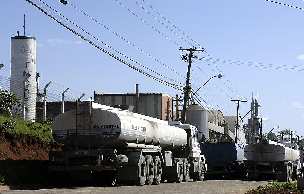 Fila de caminhões em frente à Imcopa, em Araucária: lucro não cobriu perdas com contratos de câmbio | Daniel Castellano/Gazeta do Povo