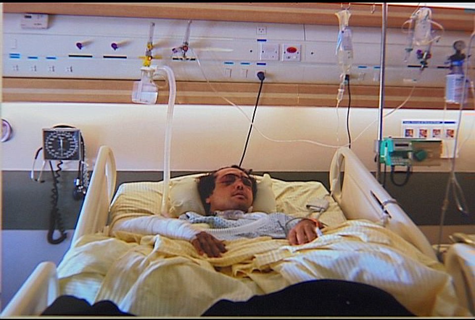 Foto cedida pela família mostra o deputado Carli Filho antes da cirurgia para a reconstituição dos ferimentos na face e no crânio | Reprodução TV Paranaense