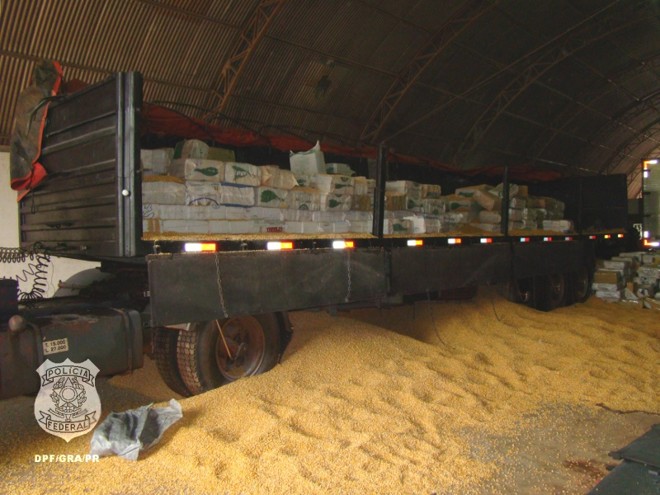 Droga estava escondida em meio a grãos de milho | 