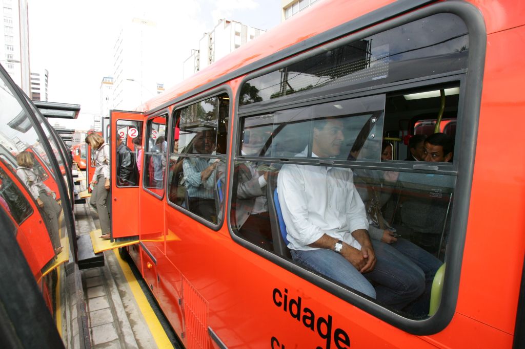 A linha Pinheirinho-Carlos Gomes: ônibus a biodiesel. | Daniel Castellano/Gazeta do Povo