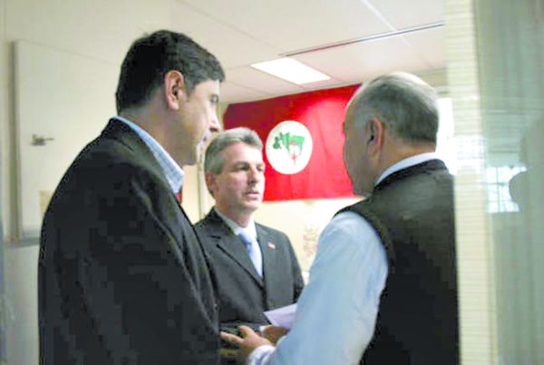 Gilmar Yared (esq) e Assad (de costas) conversam com Tadeu Veneri | Jéssica Yared