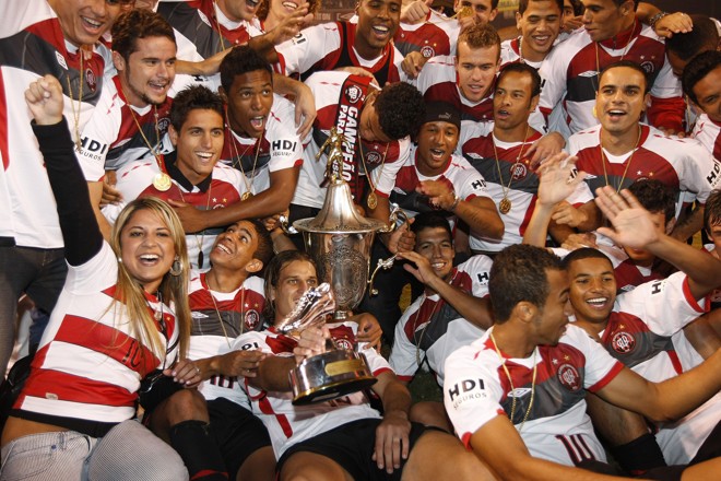 Todo mundo queria aparecer na foto histórica |
