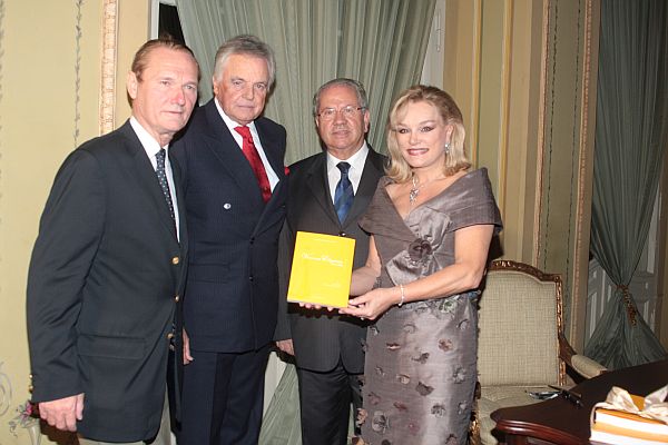 Maria Inês Pierin Borges da Silveira e o marido, Luiz Carlos Borges da Silveira, com os príncipes Sixty Henry de Bourbon-Parme (à esq.) e dom Eudes de Orleans e Bragança no movimentado coquetel de lançamento de seu livro de etiqueta Viver com Elegância: não é difícil, nesta terça-feira, no Castelo do Batel | Mauro Campos