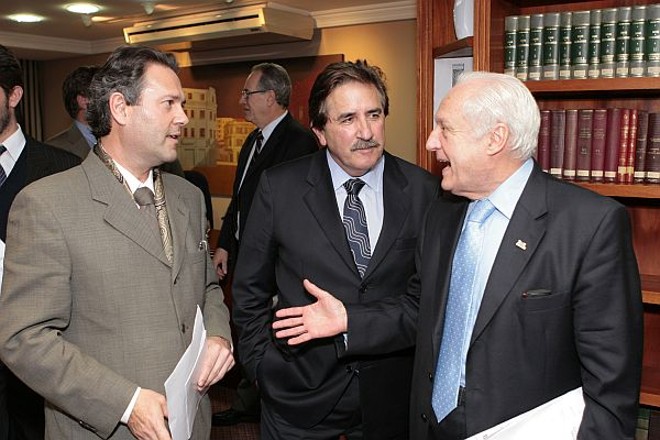 O renomado advogado e professor René Dotti (à dir.) com o presidente do Instituto dos Advogados do Paraná, José Lucio Glomb (ao centro) e o juiz Luiz Fernando Tomasi Keppen, após a palestra
