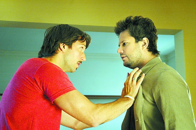 Para animar Pedro, Carlos (Vladimir Brichta) o leva para baladas regadas a whisky e mulheres |