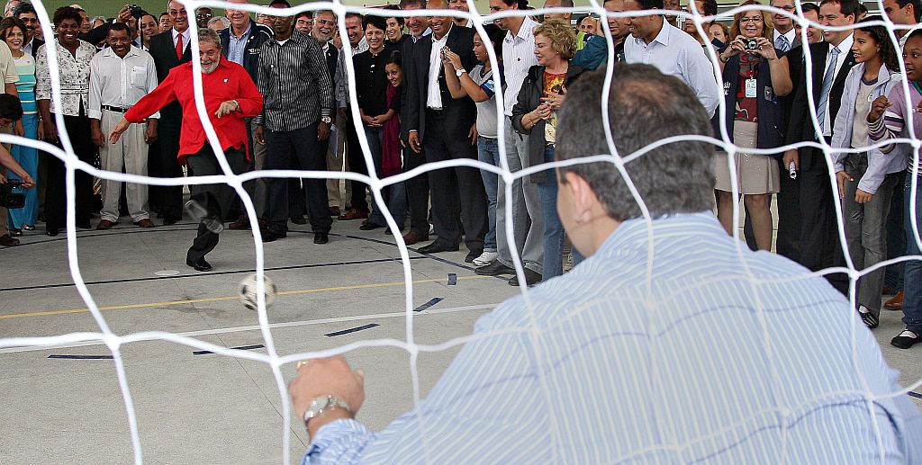 O presidente Lula chuta bola para o goleiro e governador do Rio, Sérgio Cabral, durante inauguração de obras do PAC | Ricardo Stuckert/Presidência