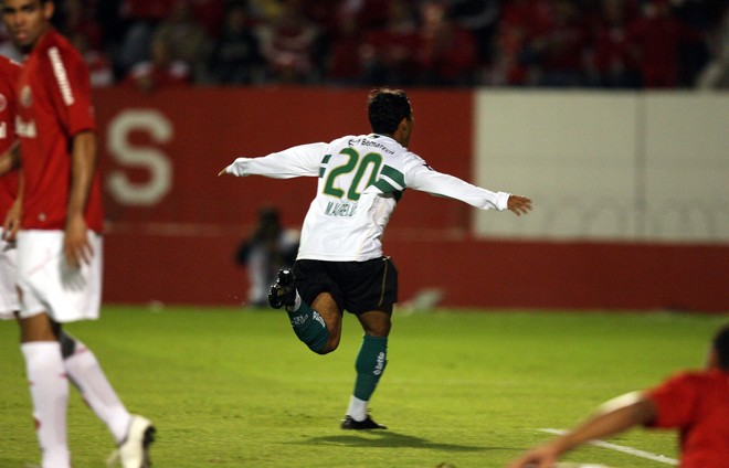 Marcos Aurélio abriu o marcador para o Coritiba: gol que ajudará o time na partida de volta, quarta-feira que vem | 