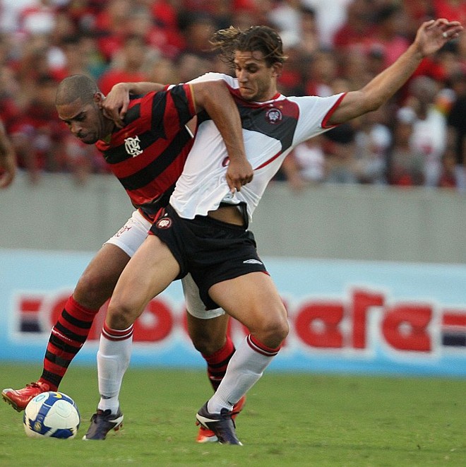 Autores de um gol cada, Adriano e Rafael Moura disputam jogada no meio de campo. Isolado na frente, He-Man teve que buscar o jogo diversas vezes | 