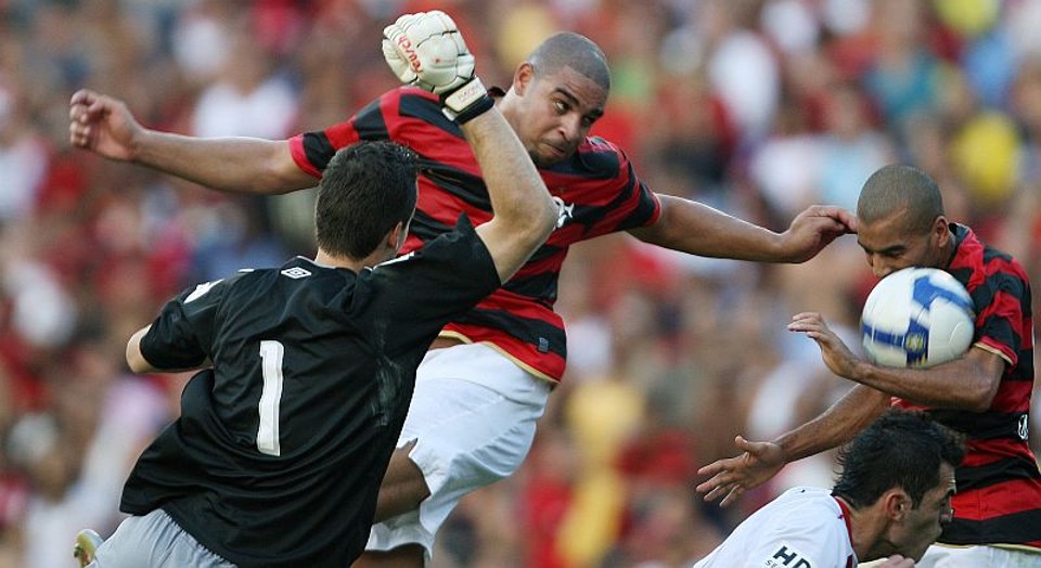 Adriano acerta Emerson em disputa de bola com Vinícius e Rhodolfo (embaixo) | Bruno Domingos/Reuters
