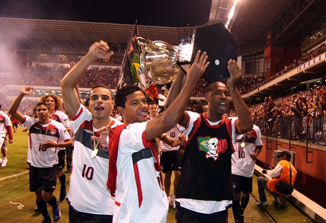 A taça passou de mão em mão, por todo o elenco atleticano |