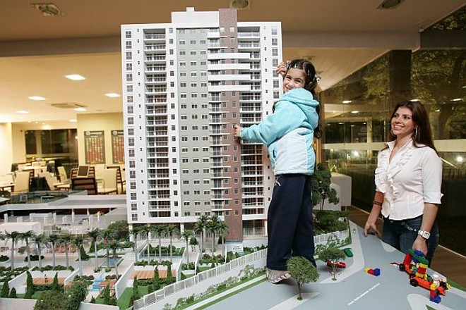 Sandra França e a filha de 6 anos: área de lazer ajudou a escolher o imóvel |