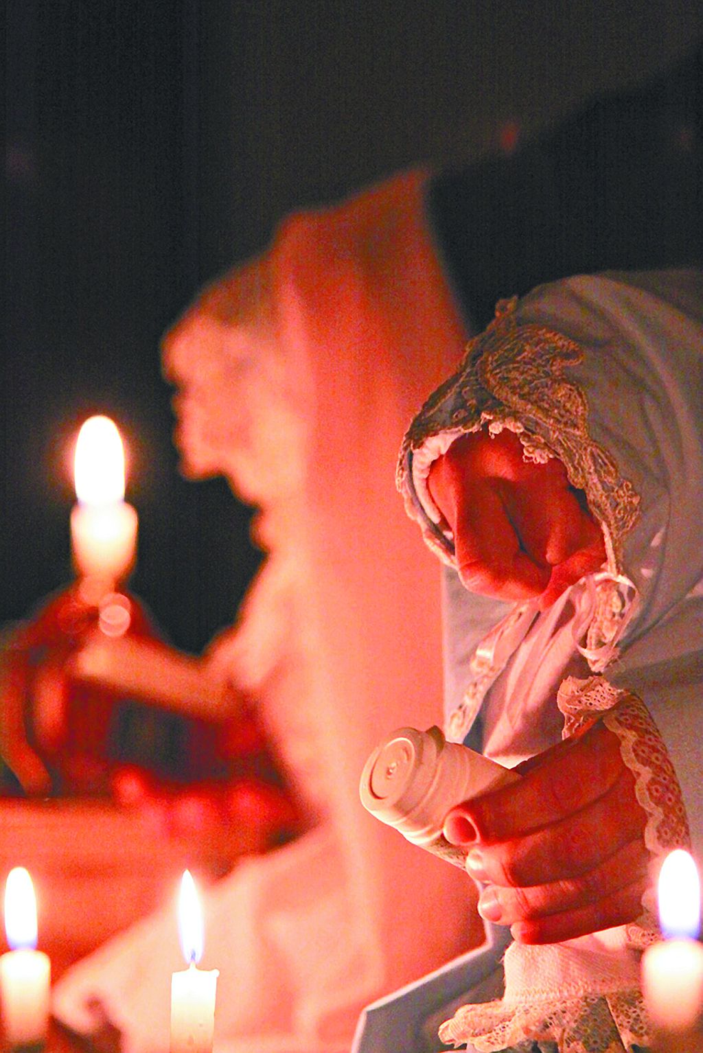A aparência das mãos sob o tecido sugeriu aos criadores a imagem de duas velhinhas, sensibilizadas pelo amor e pela solidão, à sombra da morte | Fotos: Daniel Sorrentino/CLIX