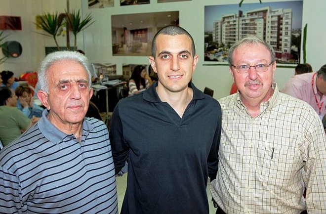 Seme Raad e Seme Filho (ambos à esq.), da Incorporadora Monarca, e Vítor Wjuniski, da construtora paulista Stuhlberger, no coquetel de lançamento do residencial Silva Jardins, realizado no último fim de semana. O empreendimento, ao lado do Shopping Estação, será inaugurado em abril de 2012 |
