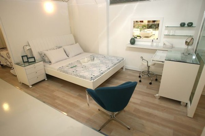 Um dos 16 quartos de casal da loja com cama de casal Edith 158 e criado-mudo e cômoda Nammi |