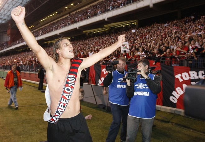 Rafael Moura foi para a galera, já com a faixa no peito |