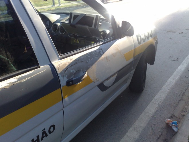 Carro da Polícia Militar; adesivo com o distintivo de identificação da instituição caiu | 