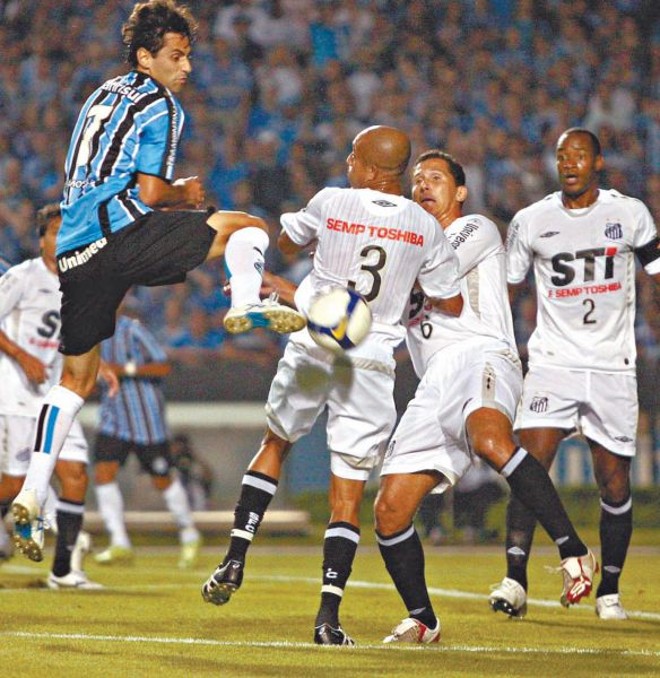 Fora de casa, o Santos conseguiu segurar o embalo do time titular do Grêmio | 