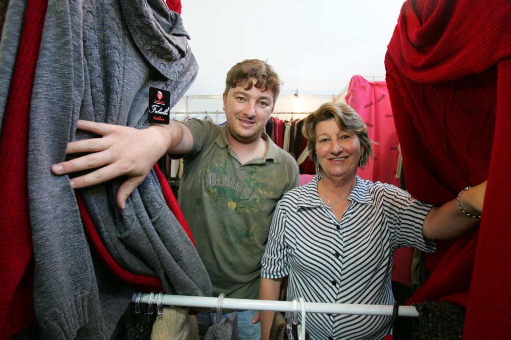 Sueli e Leandro administram juntos a Fabielle Malhas, que produz 200 peças por dia | Daniel Castellano/Gazeta do Povo