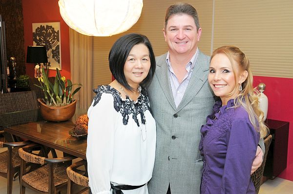 Os anfitriões Sonia e Wilson Elias com a arquiteta Yvone Miyamura no coquetel de abertura da terceira edição da mostra Casa de Ideias, nesta terça-feira, na Ton Sur Ton. A mostra reúne 11 ambientes criados por escritórios de arquitetura e design da cidade | Gerson Lima