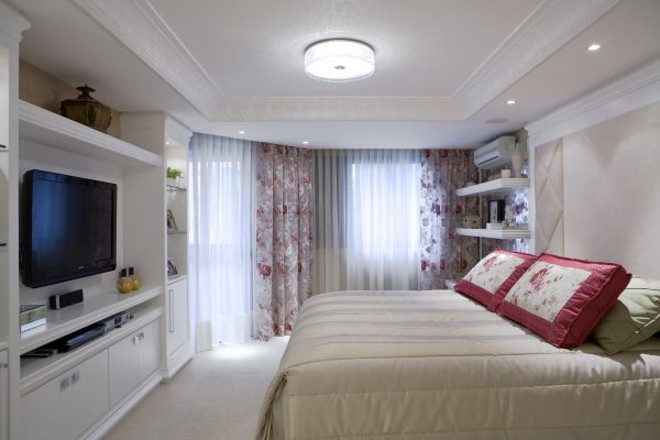 Móveis em laca branca com detalhes em palha natural predominam na suíte do casal | 