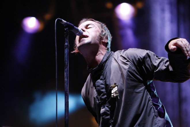 O voaclista da banda Oasis, Liam Gallagher, solta a voz durante show em Curitiba |
