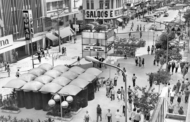 A Rua XV entre Dr. Muricy e Marechal Floriano, 