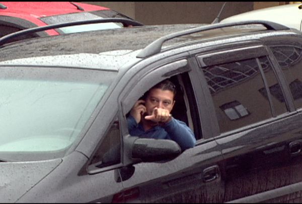 Denilson Pires é flagrado dirigindo seu veículo falando ao celular | Fotos: Reprodução RPCTV