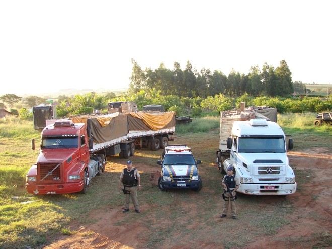 Duas das três carretas apreendidas pela PRF no pátio do posto de combustíveis, em Douradina | 