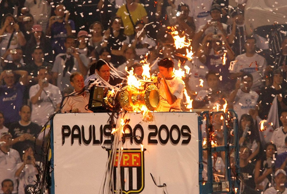 Fogos e papel picado levaram fogo e perigo para a comemoração do Corinthians | César Grecco / FotoArena - O Globo