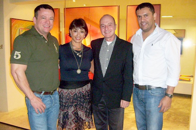 A marchande Zilda Fraletti e o artista plástico Carlos Eduardo Zimmermann(ambos ao centro) receberam o médico Eliseu Portugal (à esq.) e o também artista plástico Eleutherio Netto ontem, primeiro dia da mostra